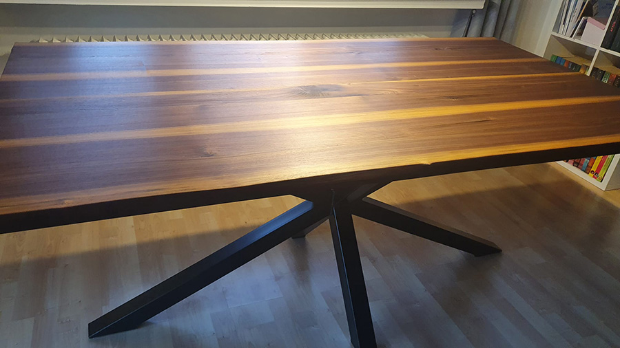 Tisch aus Nussbaumholz und Metallgestell